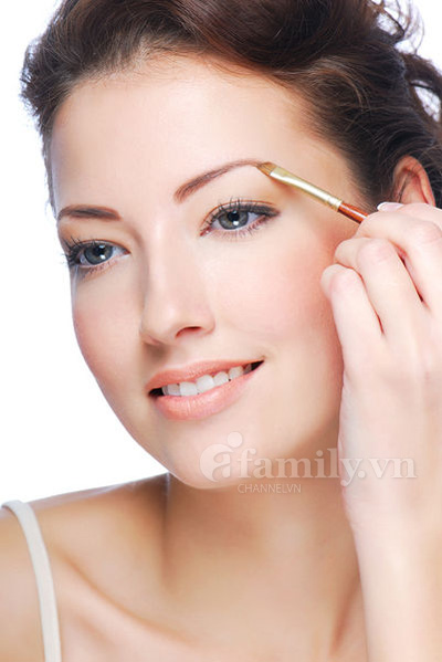 Bước 1: Nhổ đi những sợi nằm ngoài khuôn chân mày. Đồng thời dùng kéo chuyên dụng dành cho lông mày tỉa đi những sợi quá dài mọc chìa ra.Bước 2: Dùng cây chì để đo chiều dài của chân mày bằng cách đặt thân chì vào cánh mũi gặp điểm đuôi mắt, đầu cây bút chì kéo dài chạm đến đâu thì đó là điểm kết thúc của chiều dài chân mày.